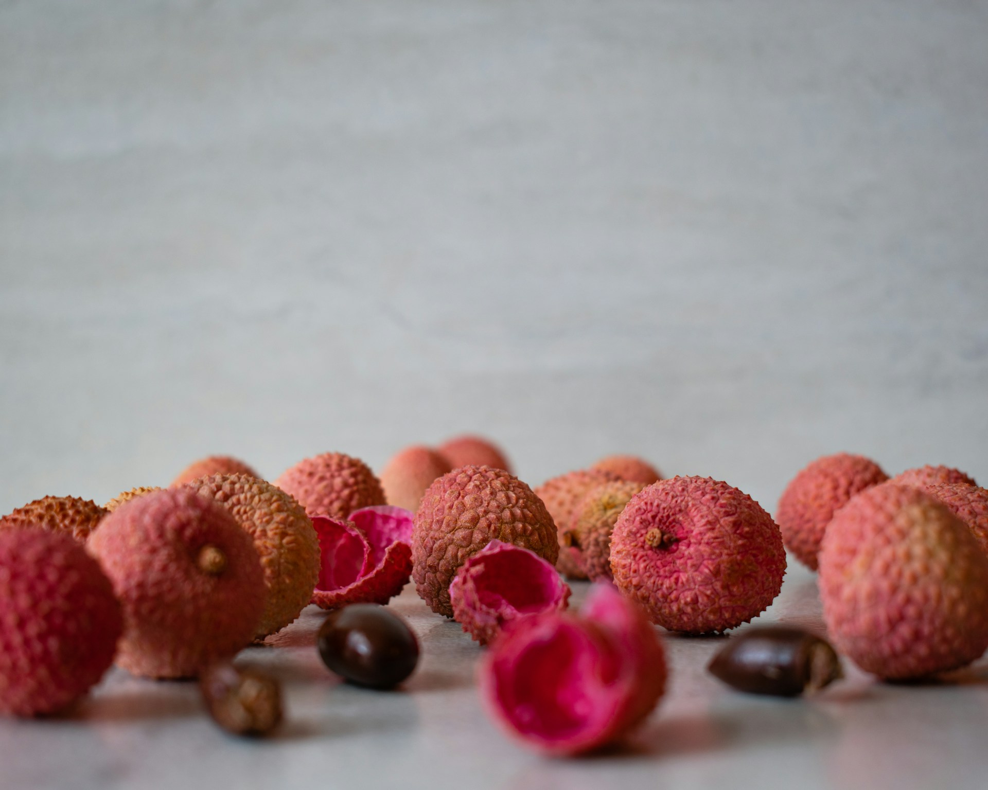 how to eat lychee